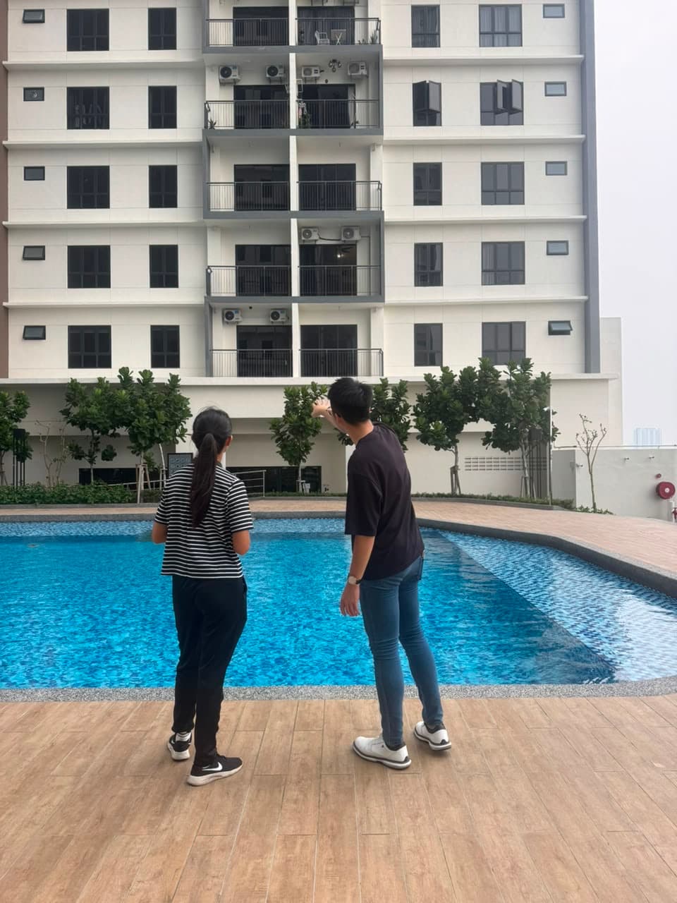 A property viewing beside a condominium swimming pool